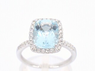 Witgouden entourage ring met een bijzondere aquamarijn