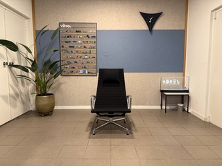 Hopsak chrome fauteuil Vitra, EA124, zwart