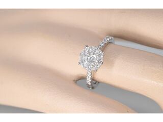 Witgouden entourage ring met grote briljant geslepen diamanten