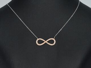 Witgouden collier met een rosegouden diamanten infinity hanger