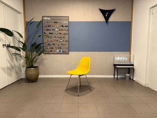 Fiberglass h-base chrome Herman Miller, DSX, geel