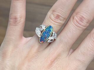 Gouden ring met diamanten en opaal