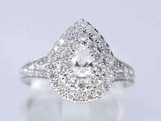 Witgouden druppelvormige entourage ring met diamanten