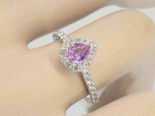 Witgouden entourage ring met een roze saffier