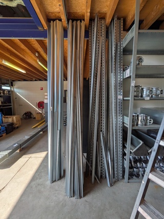 Partij metalen profielen en montagerails