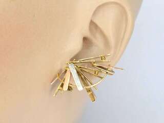Gouden design oorbellen van Anneke Schat