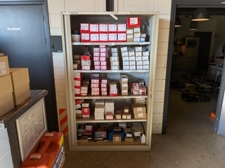 Assortiment ijzerwaar in werkplaatskast