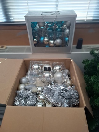 Kunstkerstboom met divers decoratiemateriaal