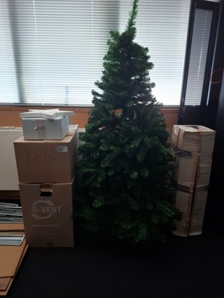 Kunstkerstboom met divers decoratiemateriaal