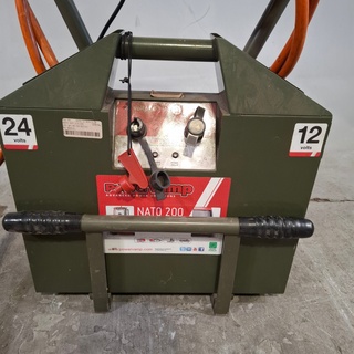 Startbooster op transportwagen, Powervamp, Nato 200