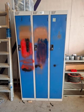 Kledinglocker en bedrijfswageninrichting met inhoud