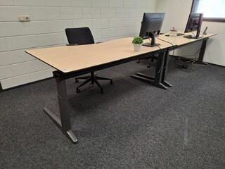 2x Bureau met 2x bureaustoel en 2x monitor