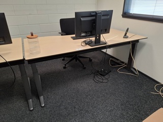 2x Bureau met 2x bureaustoel en 2x monitor