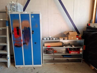 Kledinglocker en bedrijfswageninrichting met inhoud