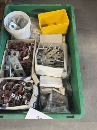 pallet met diverse ijzerwaren
