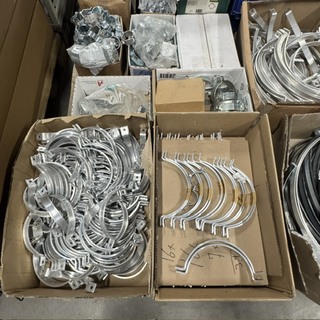 8x pallets met pijpbeugels