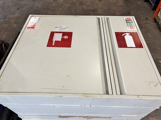 2x Complete brandveiligheidskast met brandslanghaspel en schuimblusser