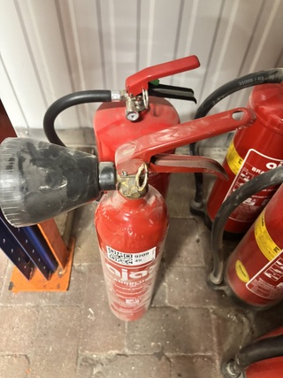 2x CO₂-brandblusser en schuim brandblusser, Ajax, CO₂-blusser en schui