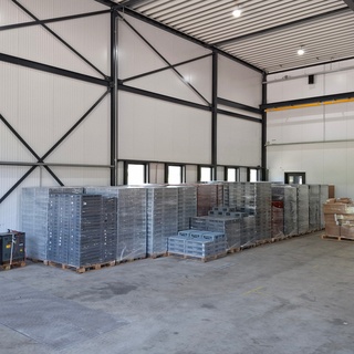 Ca. 2500x Stapelbare kratten, 60×40 cm, Grijs / Chroom