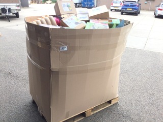 Palletdoos vol met huishoudelijke- tuinartikelen