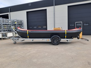 Grachtensloep met 8 PK 1 cilinder Deutz diesel motor en trailer