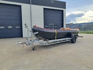 Grachtensloep met 8 PK 1 cilinder Deutz diesel motor en trailer
