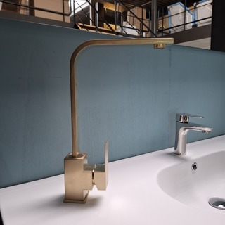 Waskomkraan, hoog model, goud geborsteld
