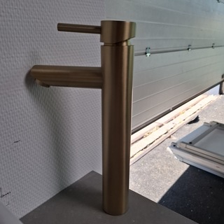 Waskomkraan, hoog model, goud geborsteld