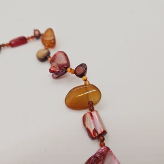 Collier zoetwater parels, gepolijst parelmoer en amber