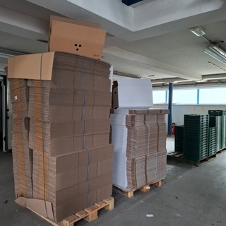 Partij verpakkingsdozen op 2x pallet