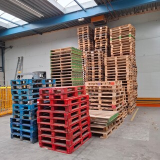 Ca. 227x Diverse pallets