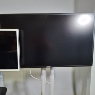 3x Diverse beeldschermen, Samsung, o.a. DE4PS, UE32ES6710