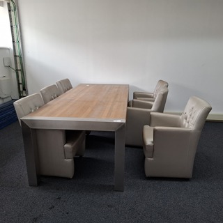 Eetkamertafel met 6x verrijdbare fauteuil