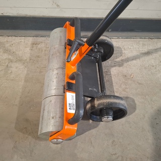 Linoleum roller ~ Uzin Utz / Wolff, Linoleum roller, bouwjaar 2017
