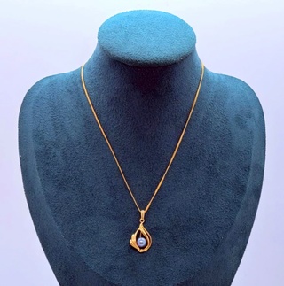 Goldplated pendant collier met blauwe akoya parel