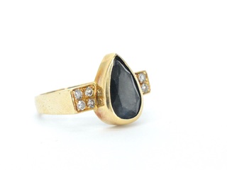 Gouden ring met edelsteen