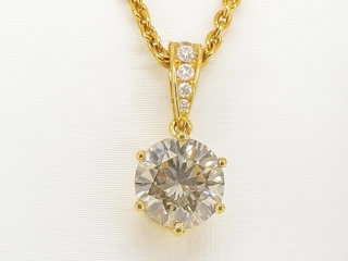 Gouden solitair hanger met een diamant van 1.50 carat, excl. ketting