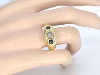 Gouden engelse Tiffany model herenring met diamant en saffier