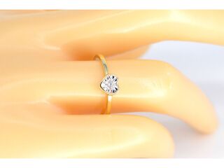 Gouden ring met een briljant geslepen diamant in hartvorm