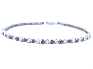 Witgouden tennisarmband met diamanten en robijnen