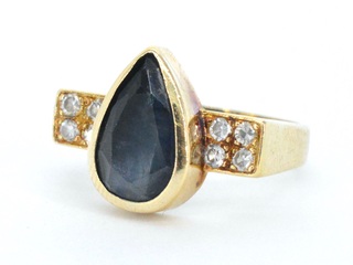 Gouden ring met edelsteen