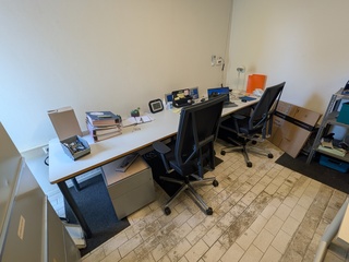 3x Bureautafel met 2x bureaustoel en 4x stoel