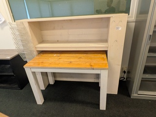 Houten tafel met ombouwkast