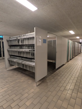 Ca. 15 meter Dubbelzijdige kleedruimte-module — 23x kleedkamer