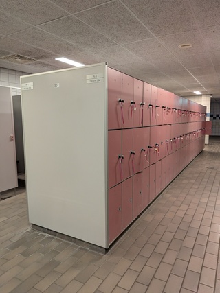 Ca. 8,65 meter Dubbelzijdige lockerkast module — 162x locker Safe-O-Ma