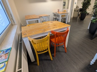 6x Houten kantinetafel en 11x stoel