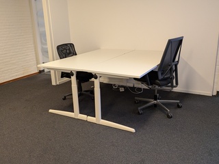 2x Bureau met 3x bureaustoel en 3x stoel