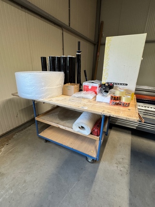 Magazijnkar met inpakmateriaal