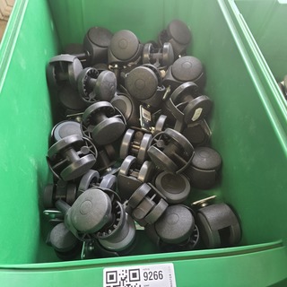 Wielen in magazijnbakken