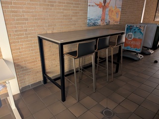 Hoge vergadertafel met 3x kruk